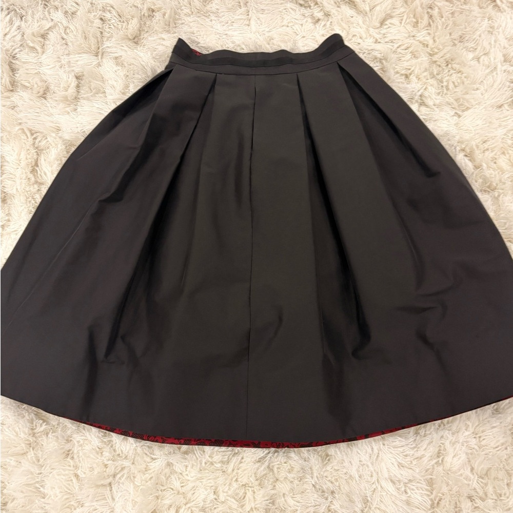 White House Black Market - Elegant Black Pleated Skirt with mini crinoline